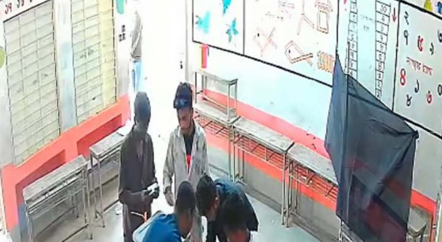 ব্যালটে সিল মেরে বাক্সে ফেলছিলেন ৫ তরুণ, ধরা পড়লেন সিসিটিভিতে